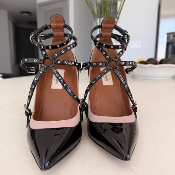 Valentino Garavani Black Patent Leather Studded Strappy Pumps Heels Size 38 Auth - Picture 16 of 16